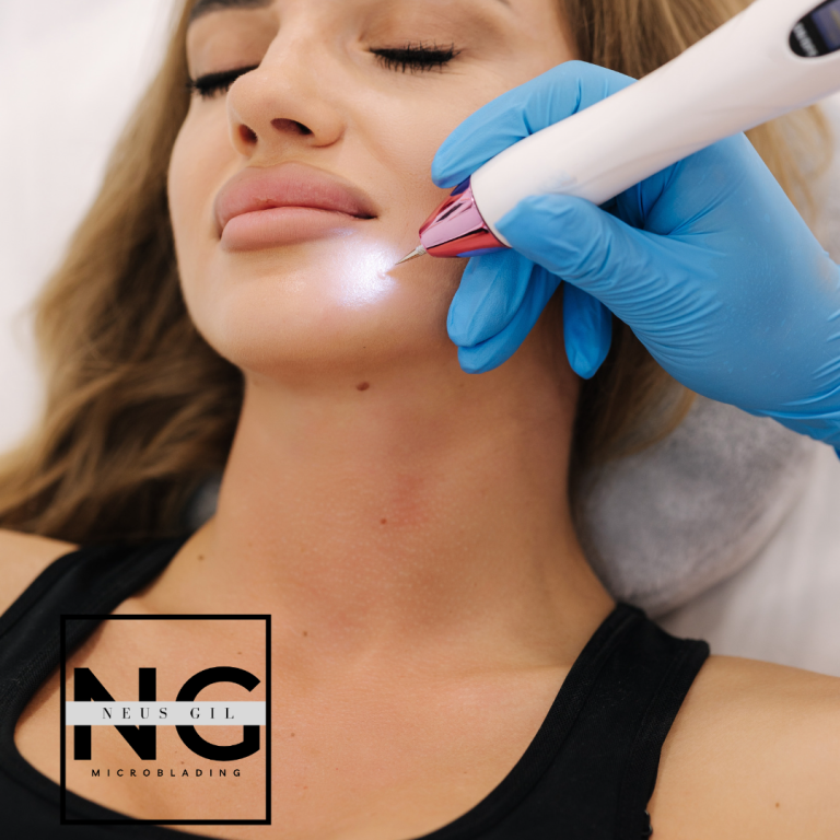 El Plasma Pen Fibroblast es un dispositivo médico no invasivo utilizado en tratamientos estéticos y médicos. Funciona mediante la tecnología de plasma, que genera una descarga eléctrica de baja frecuencia para estimular la producción de colágeno y elastina en la piel. Este dispositivo se utiliza para tratar una variedad de condiciones, incluyendo arrugas, líneas de expresión, manchas de la edad, cicatrices, estrías y flacidez en la piel. El Plasma Pen Fibroblast es una opción efectiva y no invasiva para aquellos que buscan mejorar su apariencia sin la necesidad de cirugía o inyecciones.